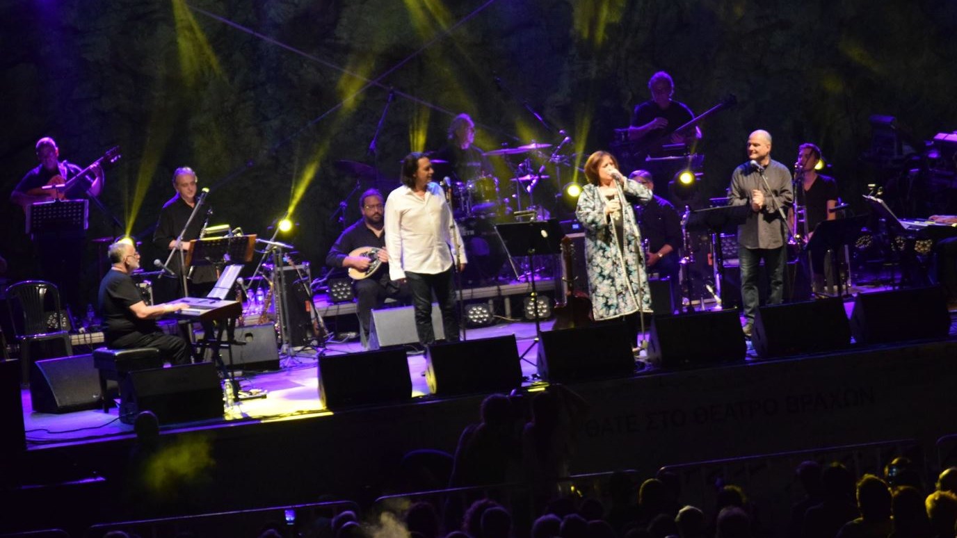 Η πιο “μεγάλη” συναυλία του Θάνου Μικρούτσικου – Έκλαψε, τραγούδησε…αποθεώθηκε – ΦΩΤΟ -ΒΙΝΤΕΟ