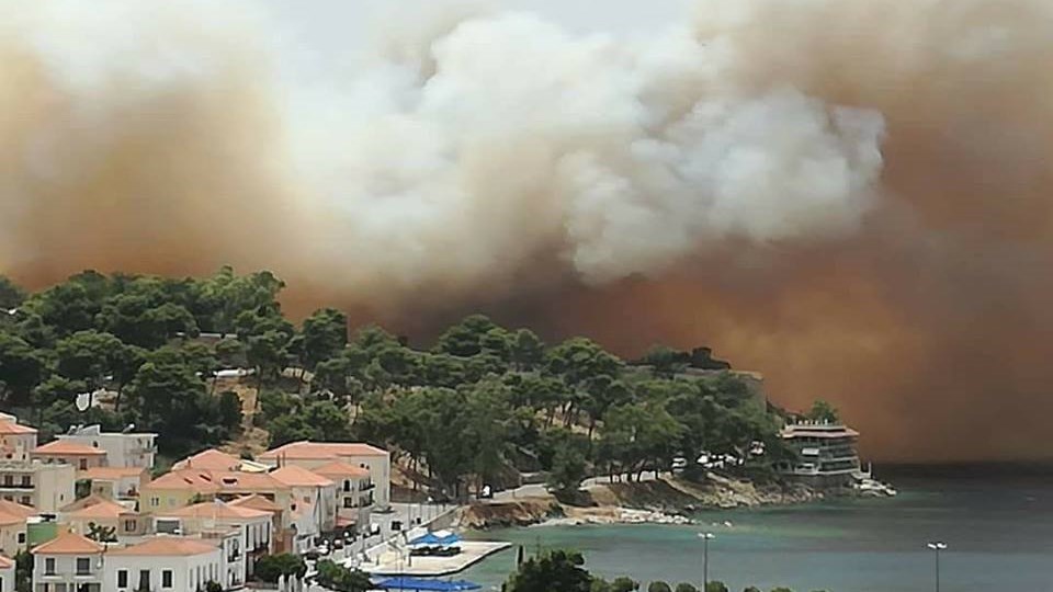 “Μαύρισε” ο ουρανός στην Πύλο – Νέες εικόνες από τη μεγάλη φωτιά – ΦΩΤΟ – ΒΙΝΤΕΟ