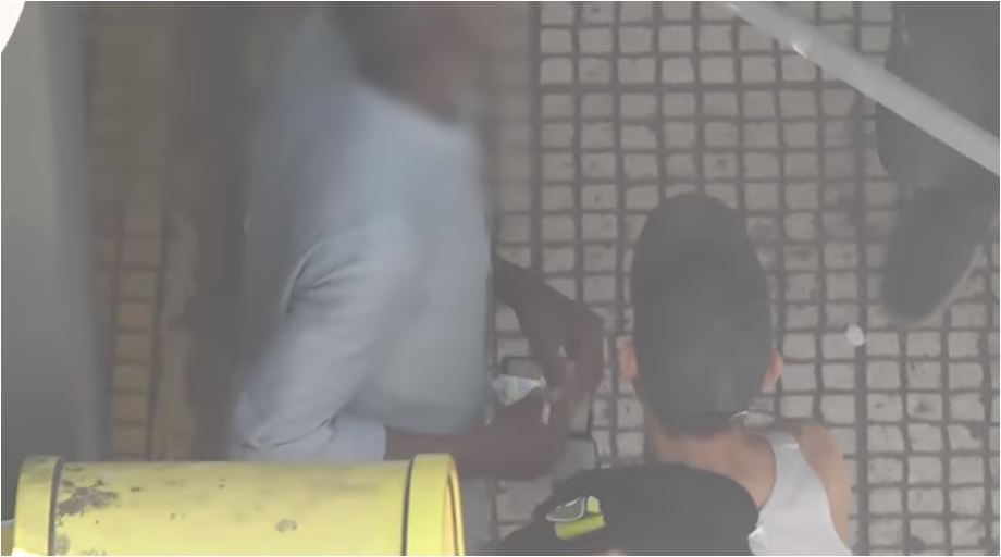 Συγκλονιστικό ΒΙΝΤΕΟ- ντοκουμέντο από τη διακίνηση ναρκωτικών στην καρδιά της Αθήνας