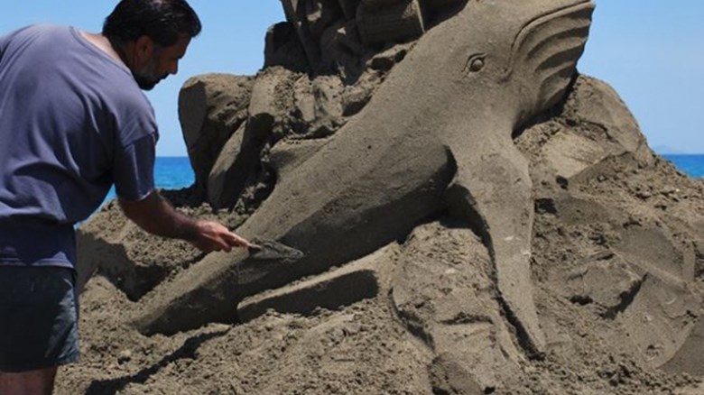 Δημιουργώντας βήμα – βήμα ένα γλυπτό στην άμμο- ΦΩΤΟ