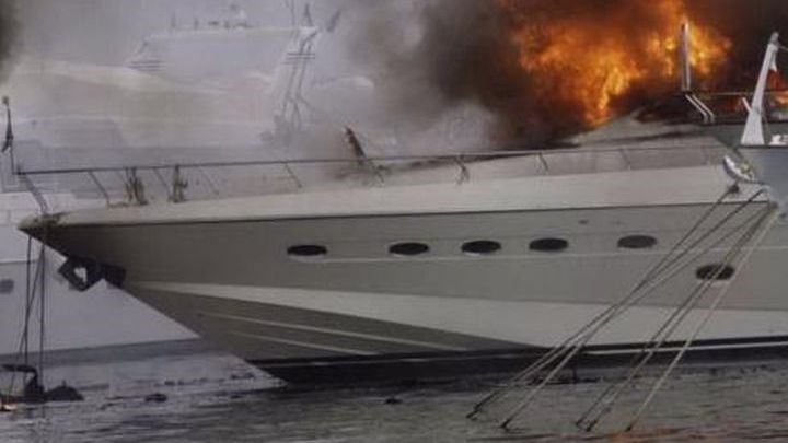Φωτιά σε ταχύπλοο στο Πόρτο Ράφτη- Ιδιώτης πλησίασε με σκάφος για να σώσει τους επιβαίνοντες- ΤΩΡΑ