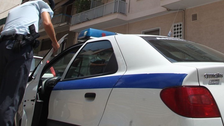 Τουρίστρια προσπάθησε να πνίξει αστυνομικό με τη… ζώνη ασφαλείας του περιπολικού