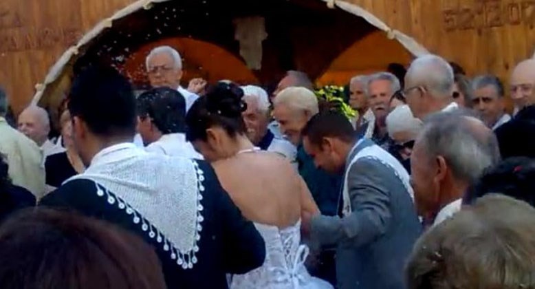 Όλοι οι καλοί χωράνε – Γάμος υπερπαραγωγή στην Κρήτη… με 69 κουμπάρους – ΦΩΤΟ