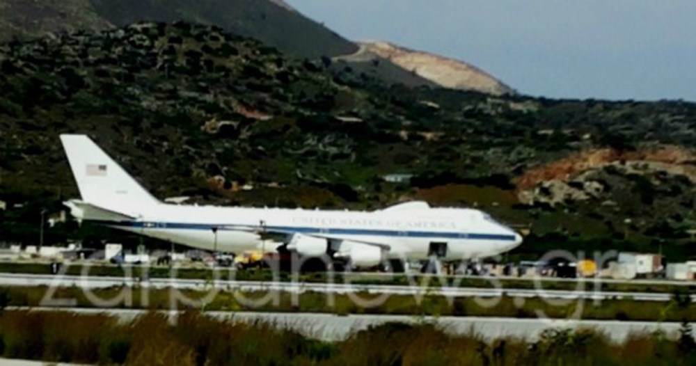 Ένα AirForce 1 βρίσκεται ήδη στη Σούδα και αναμένεται και δεύτερο – Τι γίνεται με την προσγείωση Τραμπ