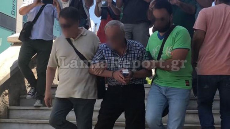 Κλείδωνε τις πόρτες και έβαζε δυνατά εκκλησιαστική μουσική ο δικηγόρος που κατηγορείται ότι κακοποιούσε τα εγγόνια του – ΦΩΤΟ – ΒΙΝΤΕΟ