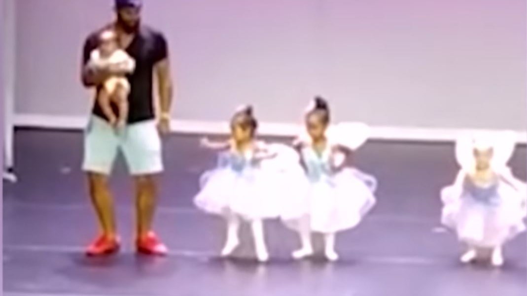 Ο καλύτερος μπαμπάς του κόσμου – Δείτε τι έκανε όταν η κόρη του έβαλε τα κλάματα επί σκηνής – BINTEO