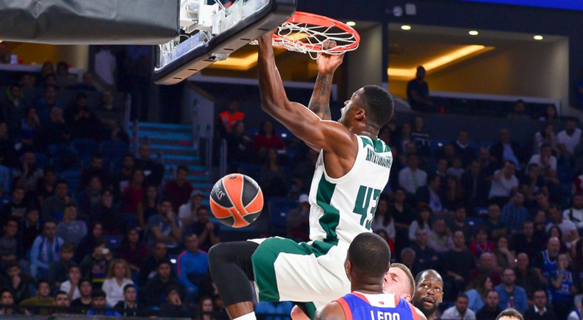 Ο Θανάσης Αντετοκούνμπο αποχαιρετά τον Παύλο Γιαννακόπουλο