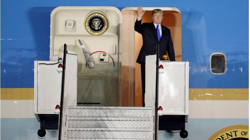 Έφτασε στη Σιγκαπούρη ο Ντόναλντ Τραμπ για την ιστορική Σύνοδο με τον Κιμ Γιονγκ Ουν – ΦΩΤΟ