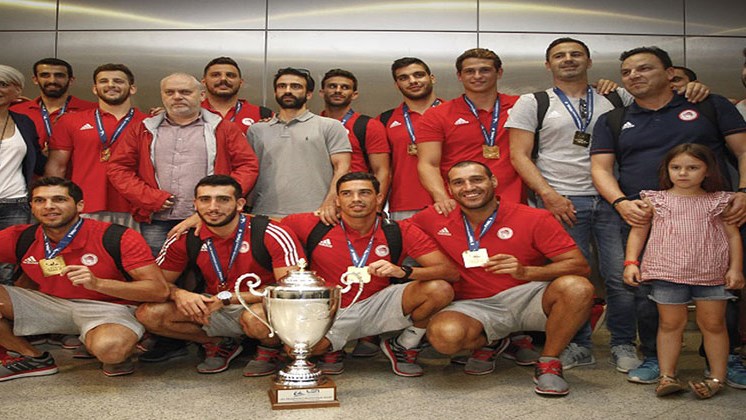 Αποθέωση για τους πολίστες τους Ολυμπιακού και πρωταθλητές Ευρώπης κατά την άφιξη στο αεροδρόμιο – ΦΩΤΟ