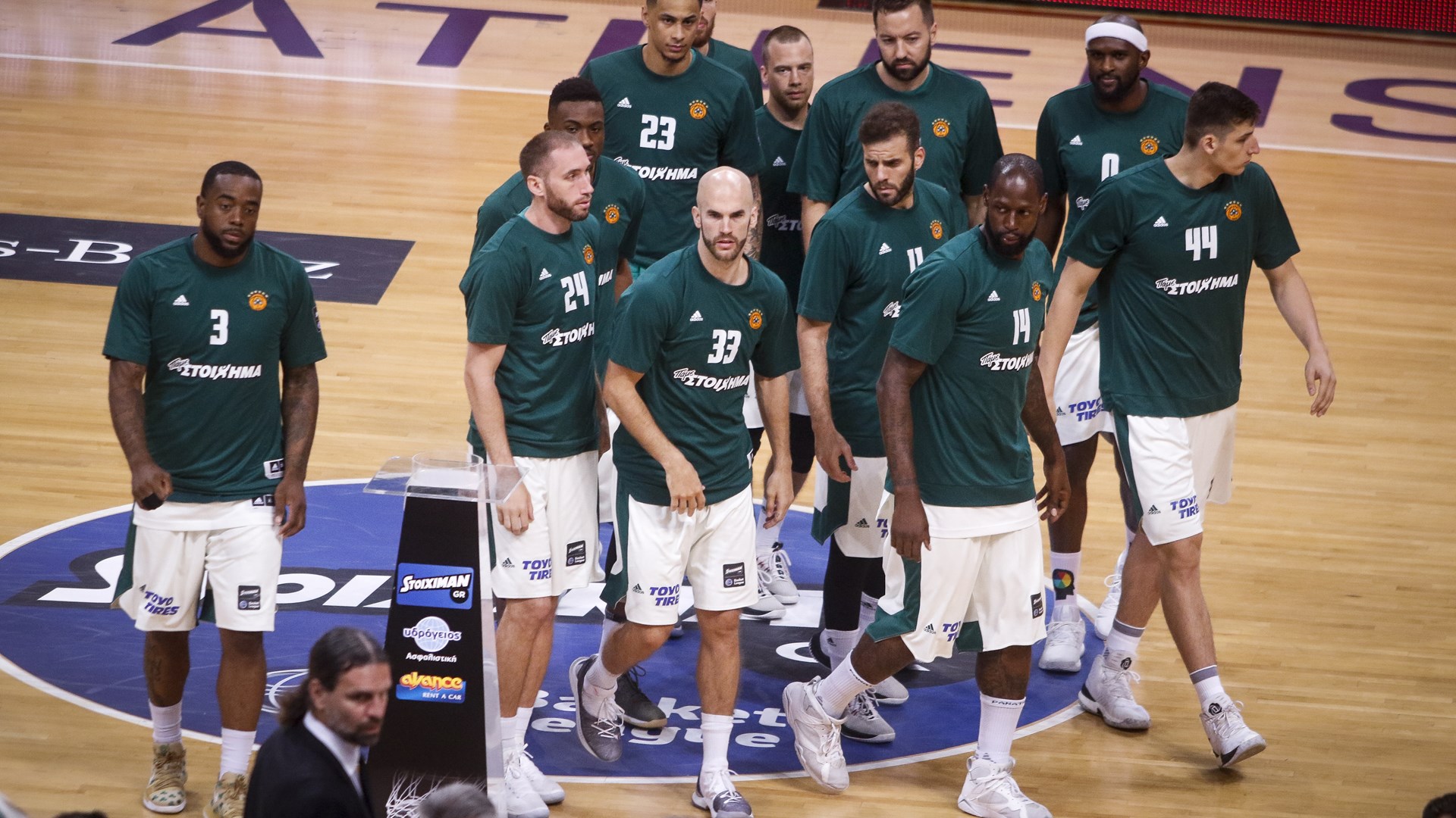 Οι άνθρωποι του Παναθηναϊκού άφησαν από ένα λουλούδι στον Παύλο Γιαννακόπουλο – Έκλαψαν Αλβέρτης και Παππάς