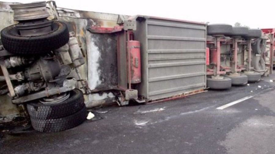 Νταλίκα έσπειρε τον τρόμο στην εθνική- Πέρασε στο αντίθετο ρεύμα και ανετράπη- Κλειστό το ρεύμα προς Θεσσαλονίκη- ΤΩΡΑ