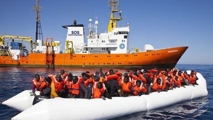 Μπλόκο της Ιταλίας σε όλα τα πλοία που μεταφέρουν πρόσφυγες και μετανάστες – Η νέα προειδοποίηση Σαλβίνι