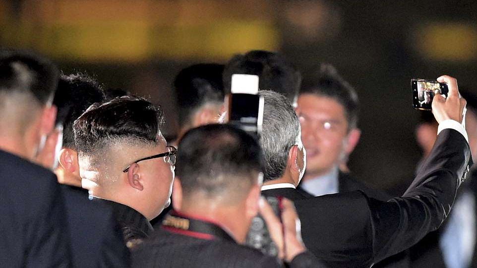 Τα νυχτοπερπατήματα του Κιμ πριν από τη συνάντηση με τον Τραμπ και οι πρώτες… selfies της ζωής του – ΦΩΤΟ