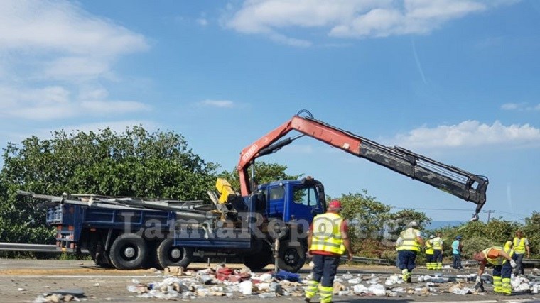 Ξεκίνησε μετά από έξι ώρες η απομάκρυνση της αναποδογυρισμένης νταλίκας από την Εθνική Οδό Αθηνών – Λαμίας – ΦΩΤΟ