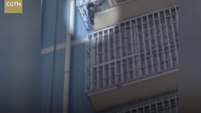 Η δραματική διάσωση δίχρονου αγοριού που κρέμεται από τον 5ο όροφο- ΒΙΝΤΕΟ