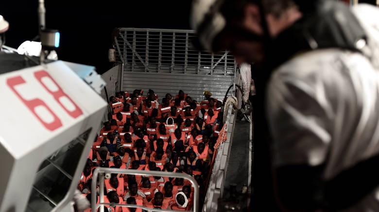 Το Aquarius παραμένει στα διεθνή ύδατα – Αρνητικοί οι μετανάστες για την Ισπανία