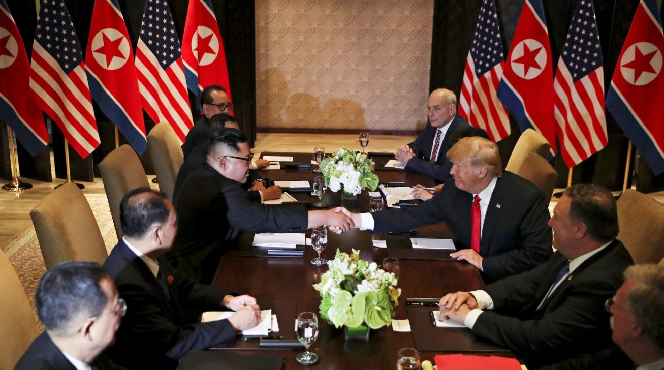 Σε εξέλιξη η ιστορική συνάντηση Τραμπ – Κιμ Γιονγκ Ουν