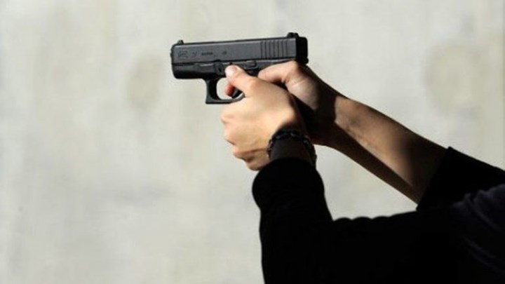 Η ζήλια του θόλωσε το μυαλό- Έβγαλε το όπλο και τους πυροβόλησε