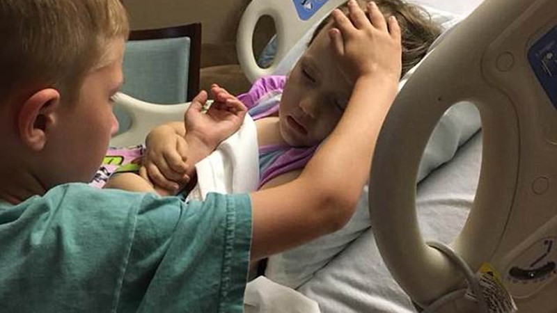 Λυγίζουν και οι πιο σκληροί – Η στιγμή που 6χρονος αποχαιρετά την 4χρονη αδελφή του που πεθαίνει – Συγκλονιστική ΦΩTO