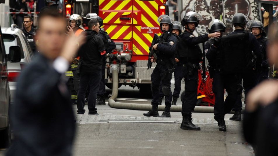 Συναγερμός στο Παρίσι – Ένοπλος κρατά ομήρους