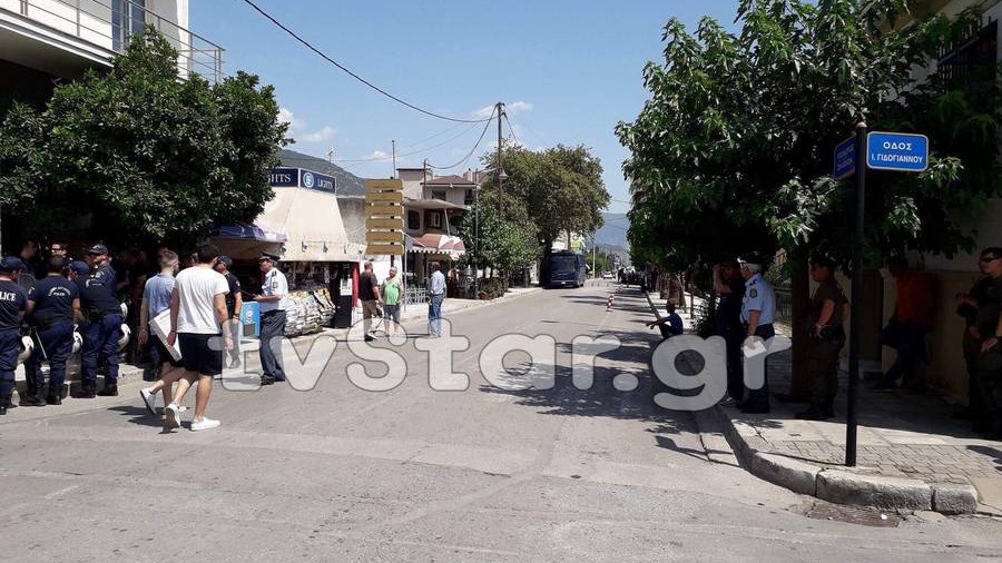 Χαμός στην Άμφισσα κατά τη διάρκεια προσαγωγής του 34χρονου κρεοπώλη που δολοφόνησε την 13χρονη Γιαννούλα – ΦΩΤΟ – ΒΙΝΤΕΟ