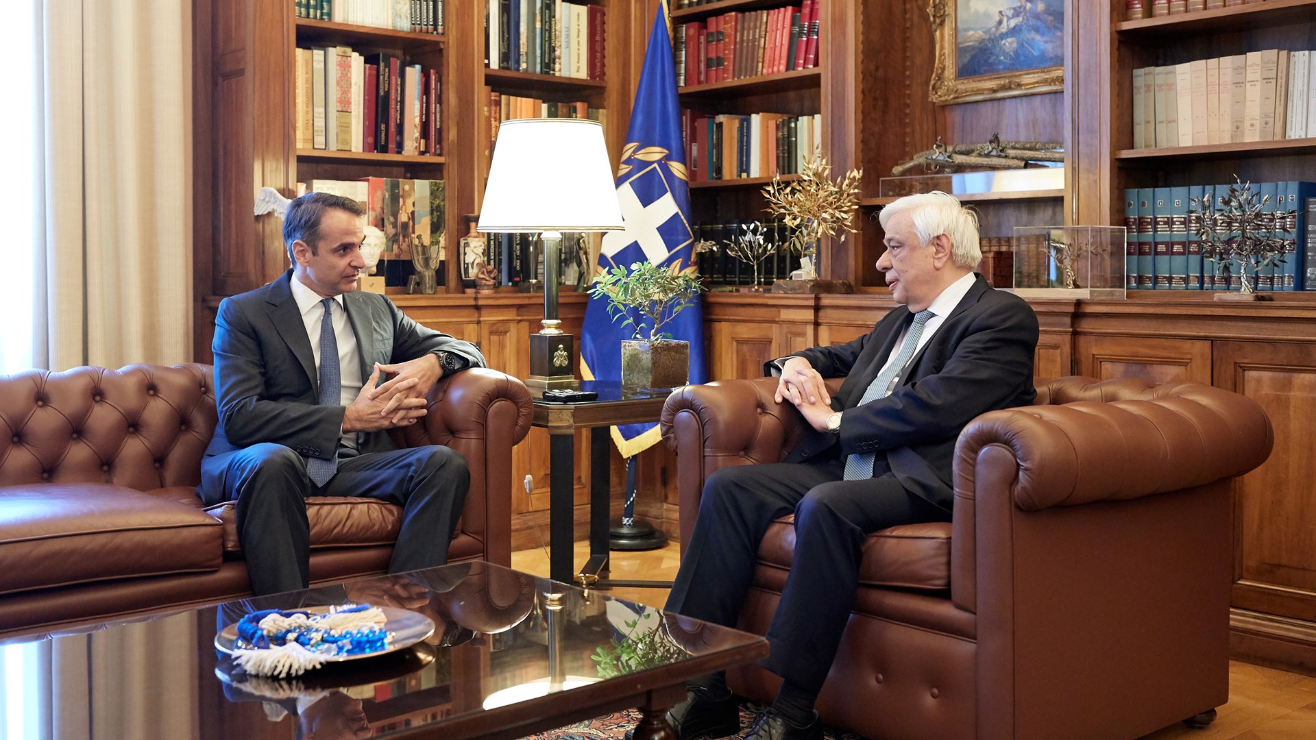 Μητσοτάκης σε Παυλόπουλο: Ζητώ την παρέμβασή σας για να έρθει η συμφωνία στη Βουλή πριν από την υπογραφή Τσίπρα – ΒΙΝΤΕΟ