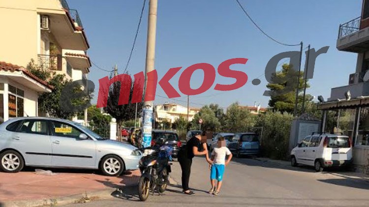 Βραβείο… ανευθυνότητας: Έβαλε το παιδί της στο μηχανάκι, χωρίς κράνος και έπεσαν σε στροφή- ΦΩΤΟ Αναγνώστη