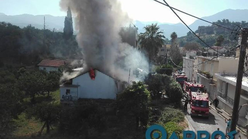 Φωτιά σε σπίτι κοντά στα ΚΤΕΛ Μεσσηνίας στην Καλαμάτα- ΤΩΡΑ