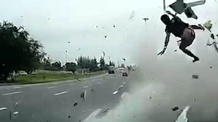 Προσοχή – Σκληρές εικόνες: Οδηγός νταλίκας εκτοξεύεται στο αντίθετο ρεύμα έπειτα από τροχαίο – ΒΙΝΤΕΟ
