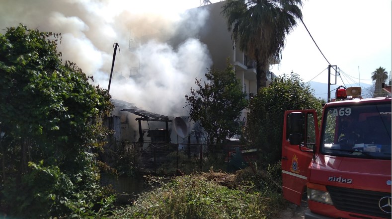 Οι συγκλονιστικές προσπάθειες των πυροσβεστών να γλιτώσουν το σπίτι τετραμελούς οικογένειας από τις φλόγες- ΦΩΤΟ- ΒΙΝΤΕΟ