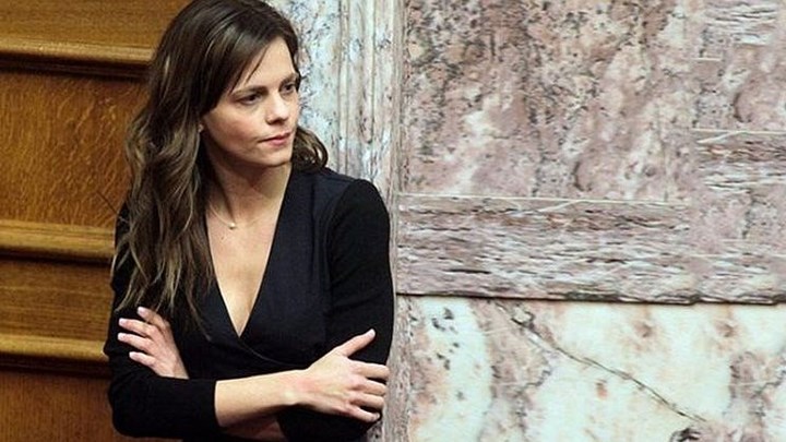 “Παράθυρο” από Αχτσιόγλου για να μη μειωθούν οι συντάξεις – Τι είπε για την προσωπική διαφορά