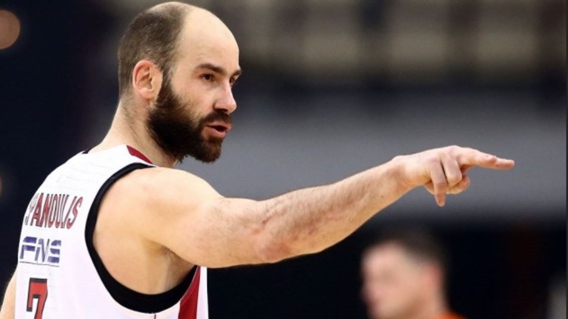 Στεφάνια από Σπανούλη και Παναγιώτη Αγγελόπουλο στη Μητρόπολη για τον Παύλο Γιαννακόπουλο – ΦΩΤΟ