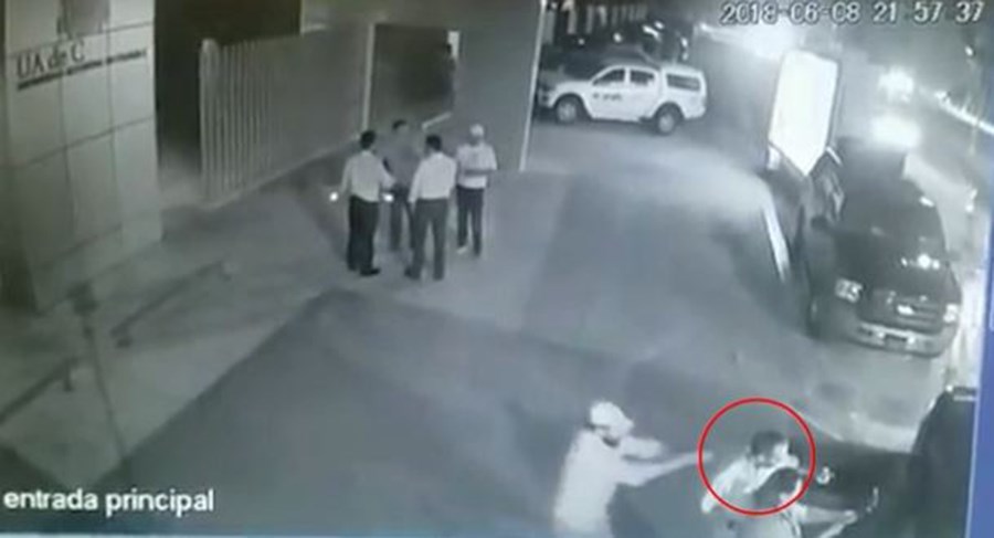 ΒΙΝΤΕΟ σοκ: Πυροβόλησαν στο κεφάλι πολιτικό