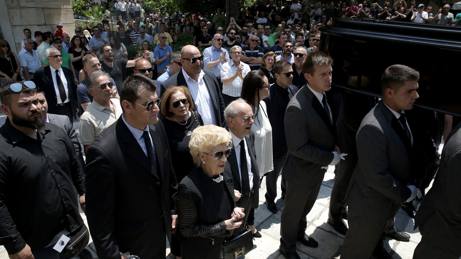 Θλίψη και οδύνη στο τελευταίο αντίο στον Παύλο Γιαννακόπουλο – ΦΩΤΟ