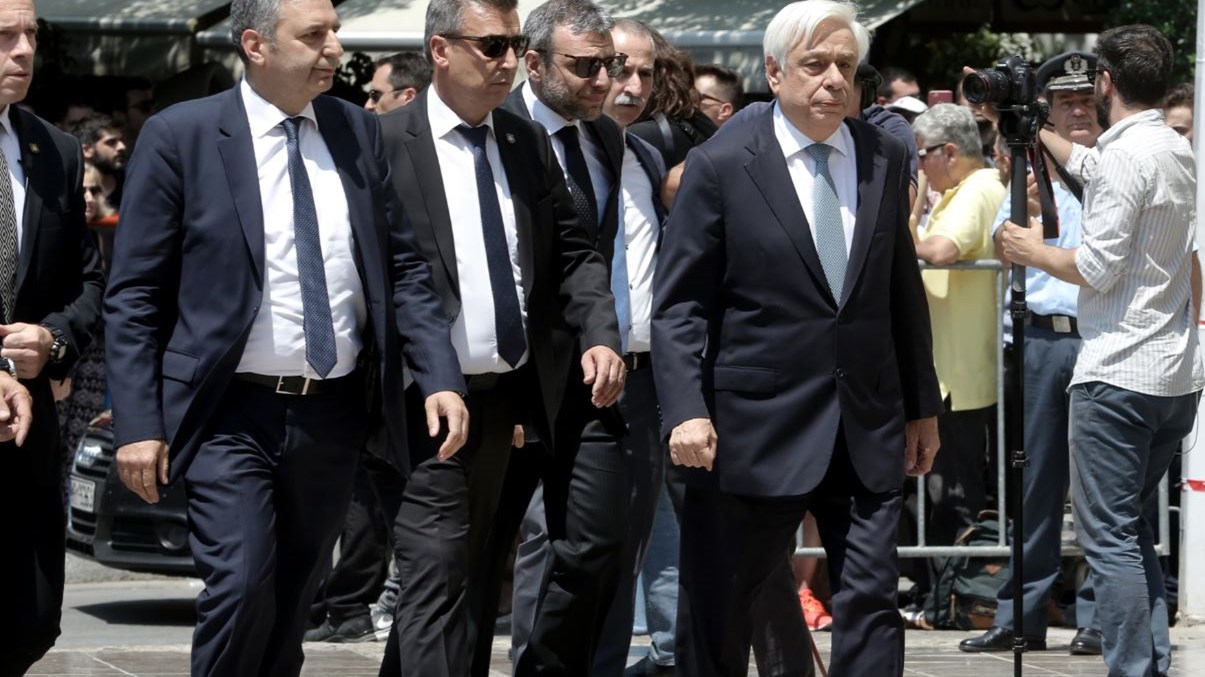 Στη Μητρόπολη Αθηνών για να αποχαιρετήσει τον Παύλο Γιαννακόπουλο ο Προκόπης Παυλόπουλος  – ΦΩΤΟ