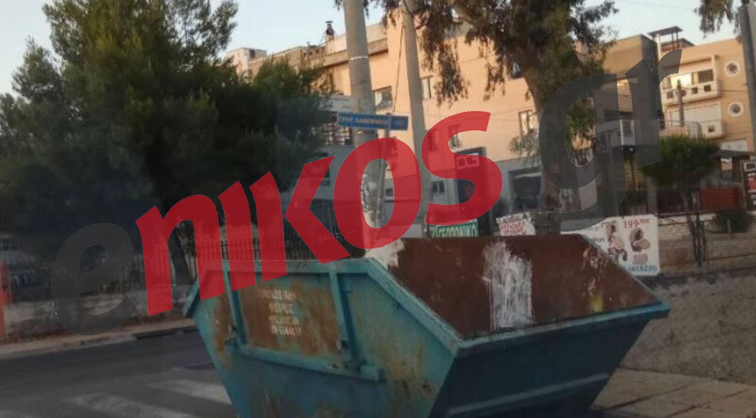 Παράτησαν κάδο μπαζών σε διασταύρωση στη Λυκόβρυση – ΦΩΤΟ αναγνώστη