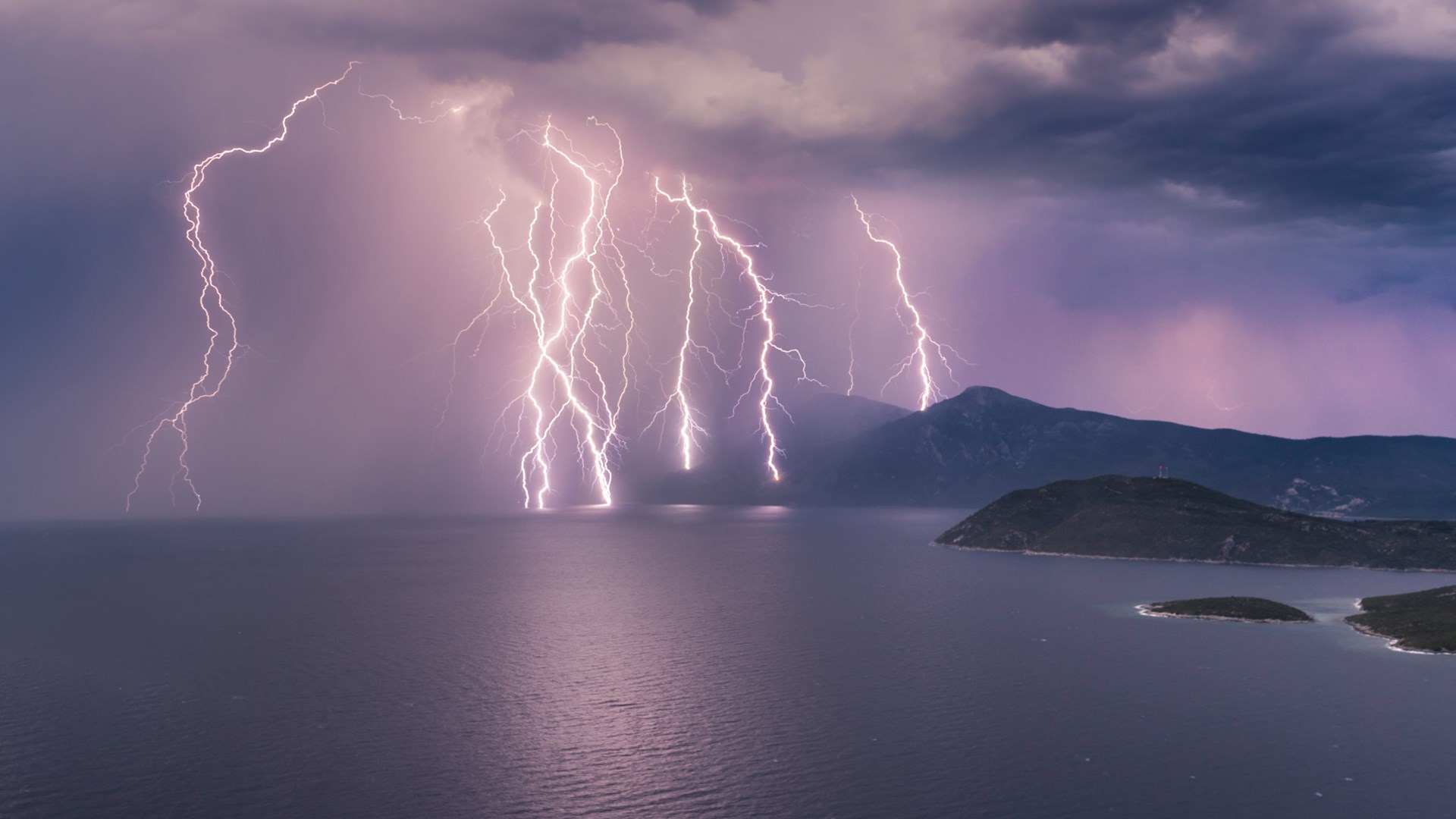 Σπάνιο φαινόμενο – Η άγρια ομορφιά της καταιγίδας στη Σάμο – ΦΩΤΟ- ΒΙΝΤΕΟ