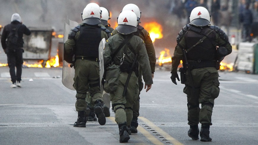 Τι καταγγέλλει η Ένωση Αστυνομικών Υπαλλήλων Αθηνών για την επίθεση στη διμοιρία των ΜΑΤ στην Πατησίων