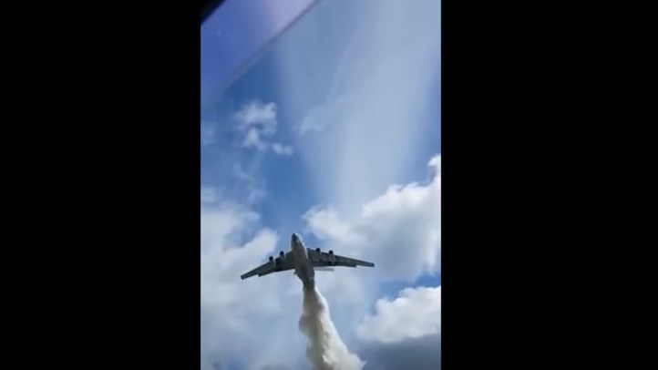 Πυροσβεστικό αεροσκάφος έχασε… τον στόχο του και κατέβρεξε αστυνομικούς – ΒΙΝΤΕΟ