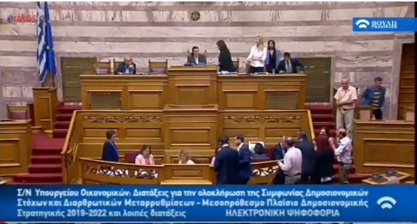 Αλαλούμ με την ηλεκτρονική ψηφοφορία στη Βουλή – Έψαχναν τους βουλευτές για να ξαναψηφίσουν – ΒΙΝΤΕΟ