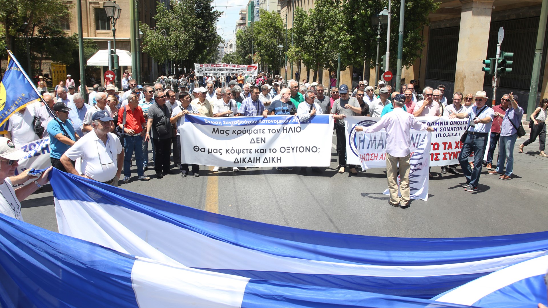 Πυρετός αντιπαραθέσεων μέσα στη Βουλή για το πολυνομοσχέδιο, συγκεντρώσεις διαμαρτυρίας έξω από το Κοινοβούλιο – ΦΩΤΟ