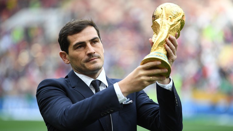 Το Παγκόσμιο Κύπελλο στον αγωνιστικό χώρο του “Λουζνίκι” – ΦΩΤΟ