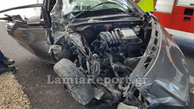 Εικόνες σοκ από τροχαίο στη Λαμία- Άγιο είχαν οι επιβάτες του ΙΧ – ΦΩΤΟ