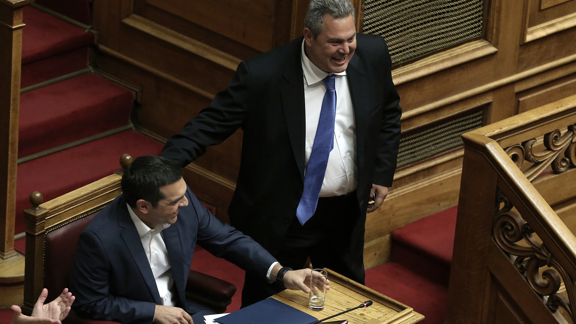 Τα χαμόγελα Τσίπρα-Καμμένου στη Βουλή – ΦΩΤΟ