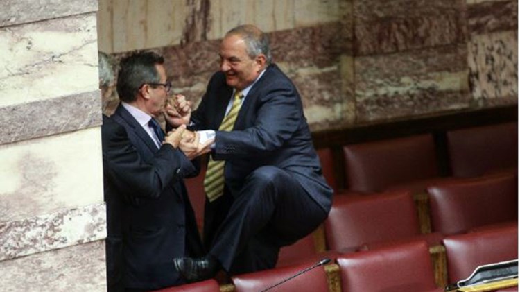 Το… άλμα Καραμανλή, η χείρα βοηθείας από Νικολόπουλο και το χειροφίλημα – ΦΩΤΟ