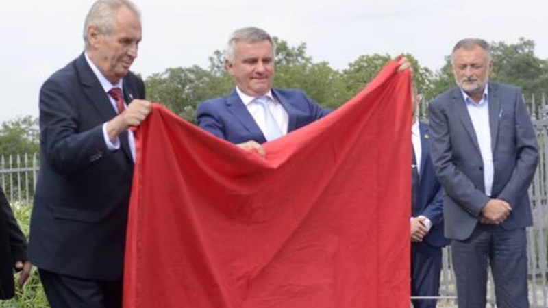 Ο Πρόεδρος της Τσεχίας έκαψε ένα γιγαντιαίο…κόκκινο σώβρακο για να κοροϊδέψει τους δημοσιογράφους- ΒΙΝΤΕΟ