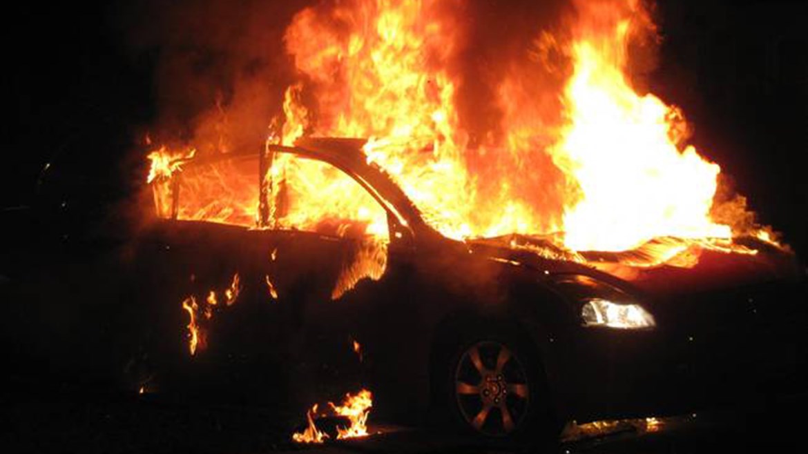 Μπαράζ εμπρηστικών επιθέσεων σε οχήματα ιδιωτικής ταχυδρομικής