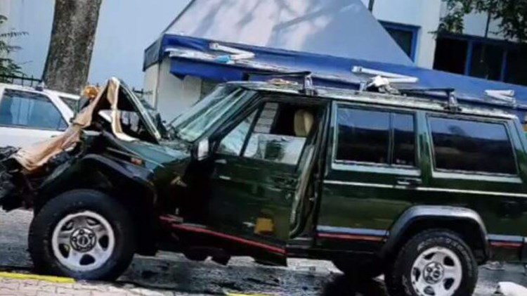 Εικόνες σοκ: Πάτησε το γκάζι και “κάρφωσε” το αυτοκίνητό του σε διερχόμενα οχήματα στην προσπάθειά του να διαφύγει