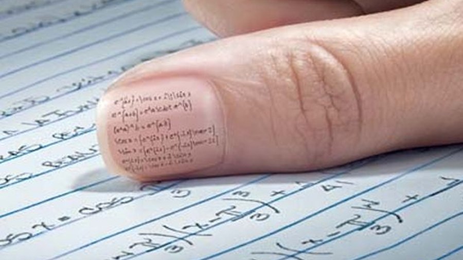 Τα “σκονάκια” και τα κινητά τους… έκαψαν – Μηδενίστηκαν γραπτά στην Κρήτη