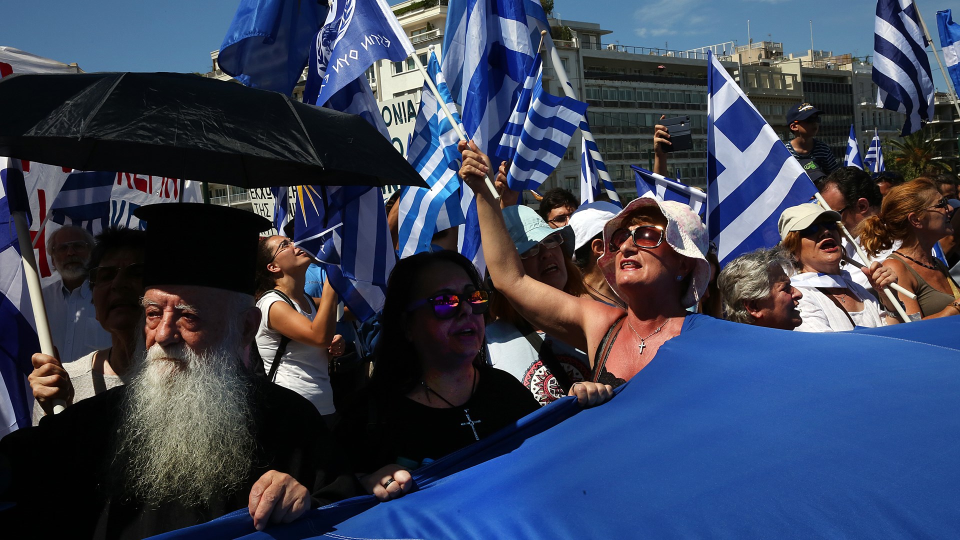 Συλλαλητήριο για τη Μακεδονία στο Σύνταγμα: Τα ΜΑΤ μπλόκαραν διαδηλωτές που ήθελαν να φτάσουν στη Βουλή